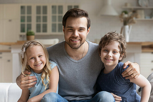 Vater mit Sohn und Tochter