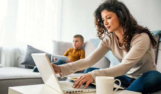 home-office-menschen-wohnung-arbeiten-04