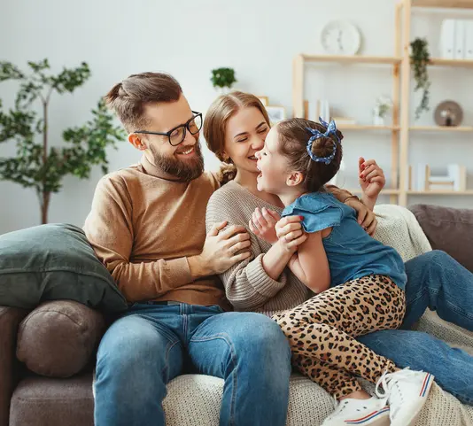 Haus-Familie-Wohnen-Serie-19-20 Glückliche Familie die sich auf der Couch wohlfühlt.