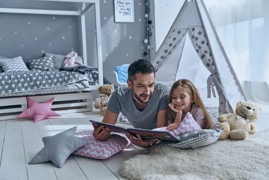 Haus-Vater-Tochter-Wohnen-Serie-4-3 Vater und Tochter lesen ein Buch.